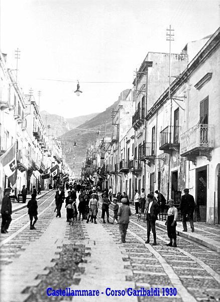 Vecchia Trapani 379 - Castellammare del Golfo - Corso Garibaldi - anno 1930.jpg